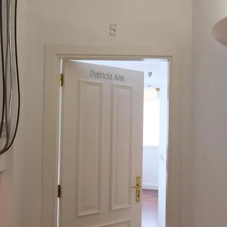 La Casa De Camelias Busto