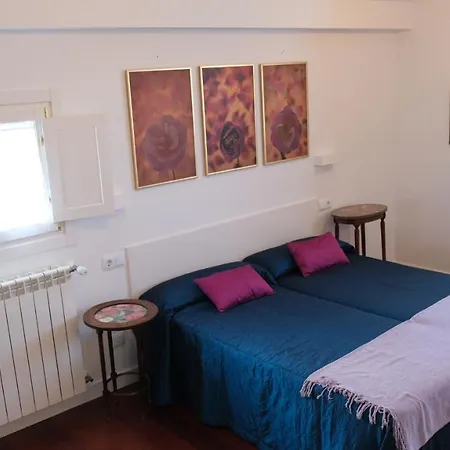 La Casa De Camelias 3*