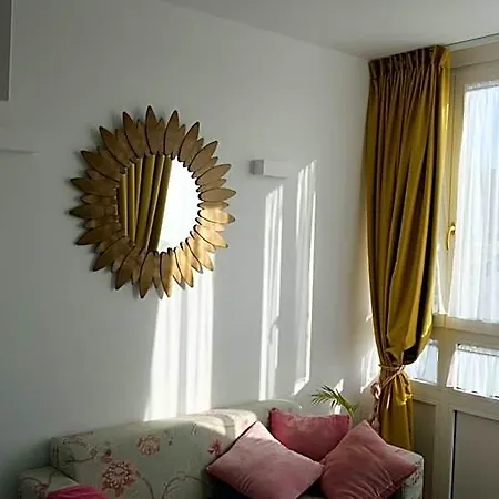 La Casa De Camelias 3*