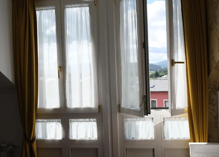 La Casa De Camelias 3*