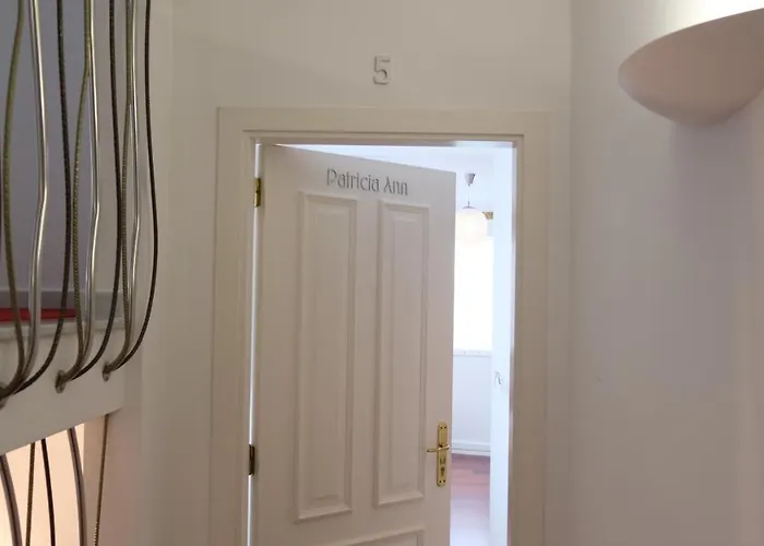 La Casa De Camelias Busto